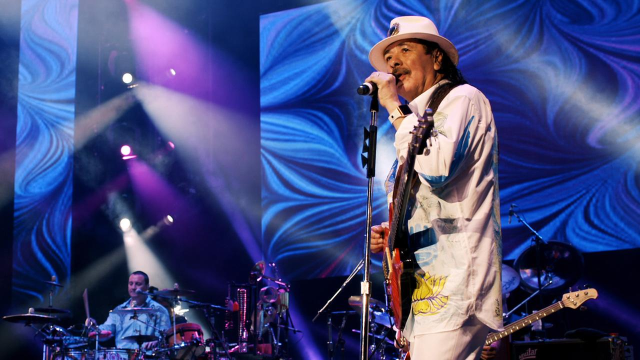 Sänger Santana singend auf Bühne bei Konzert.