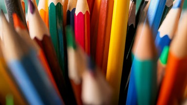 gespitze Holzbuntstifte in vielen Farben