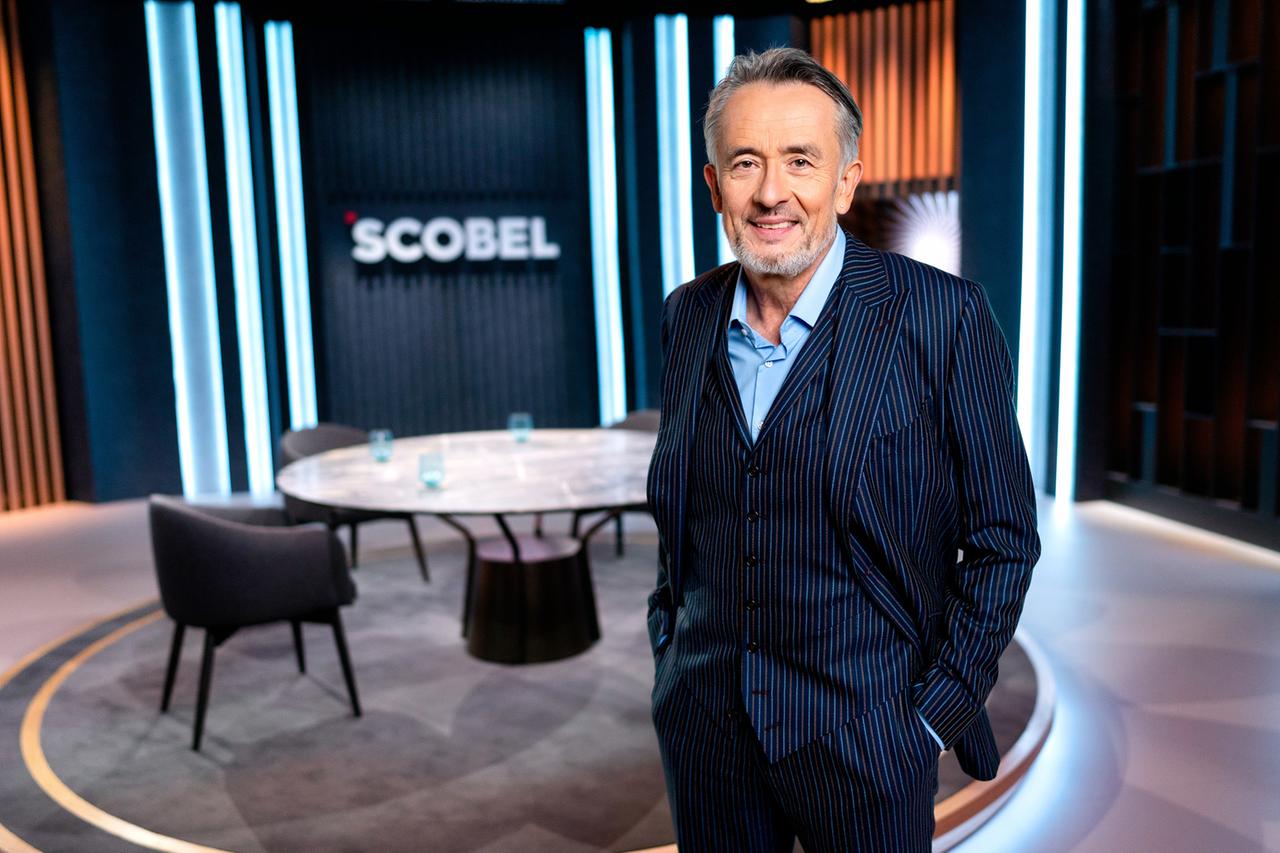 Gert Scobel, stehend  im Studio