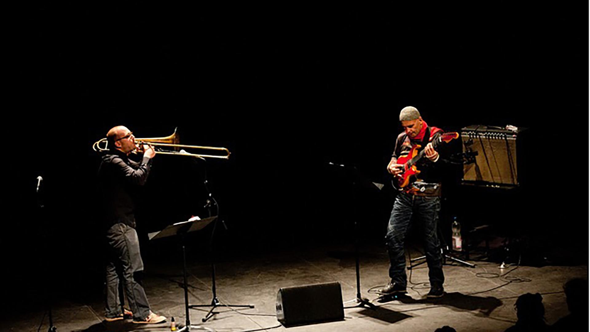 Die Musiker Samuel Blaser und Marc Ducret vor Dunkel.