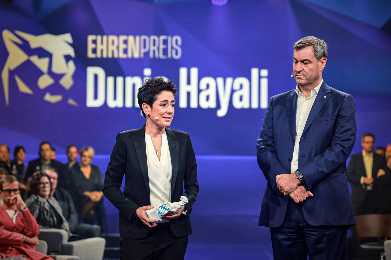 ZDF-Moderatorin Dunja Hayali mit Laudator