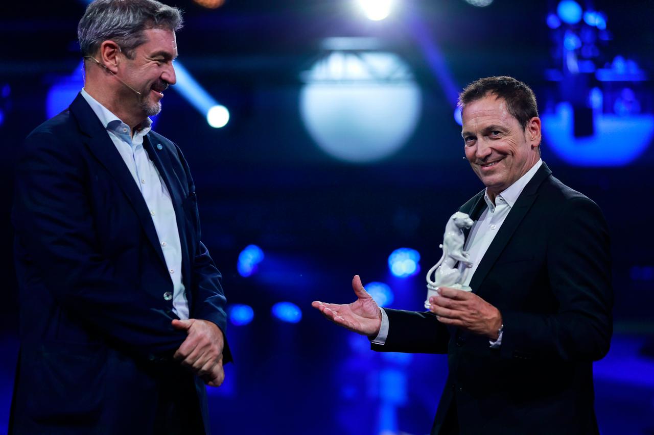 Blauer Panther; Markus Söder überreicht Dieter Nuhr den Preis