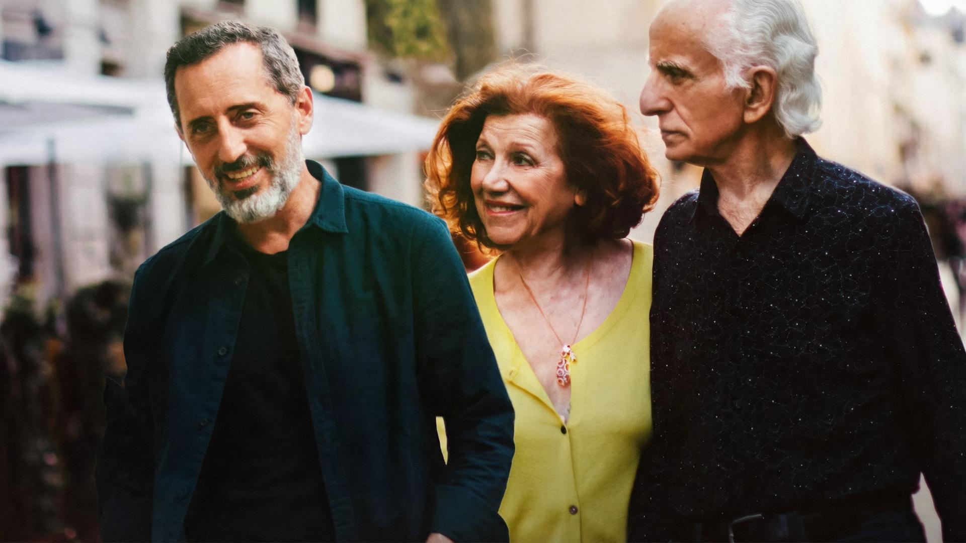 Ein Mann und ein älteres Ehepaar.