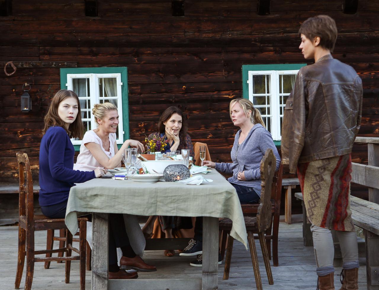 Nora von Waldstätten (Ingrid), Franzsika Weisz (Sonja), Nicolette Krebitz (Rita), Silke Bodenbender (Charly), Edita Malovcic (Manu)