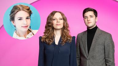 Auf dem Bild ist Sarah Bosetti in der Mitte zu sehen. Auf der linken Seite ist ein Kreis mit blauem Hintergrund. Dort ist Marina Weisband abgebildet. Auf der rechten Seite steht Ole Nymoen. Der Hintergrund ist rosa.