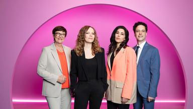 Auf dem Bild ist Sarah Bosetti als zweite von links zu sehen. Der Hintergrund ist rosa und in der Mitte blau. Links neben Sarah Bosetti steht Saskia Esken. Rechts von Sarah steht Samira El Ouassil und neben ihr ist Matthias Renger zu sehen.
