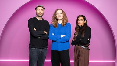 Sarah Bosetti steht in der Mitte des Bildes. Auf ihrer linken Seite steht Marc-Uwe Kling. Rechts von ihr ist Collien Fernandes. Der Hintergrund ist rosa.