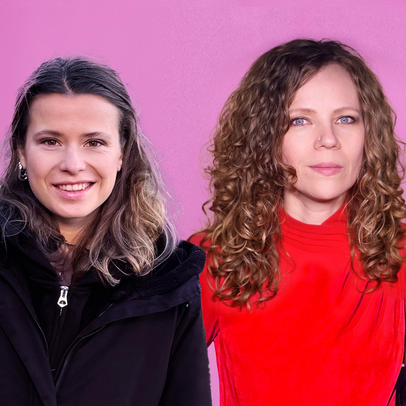 Sarah Bosetti steht in der Mitte des Bildes. Auf ihrer linken Seite steht Luisa Neubauer. Rechts von ihr ist Oliver Kalkofe. Der Hintergrund ist rosa.