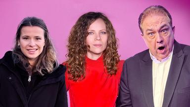 Sarah Bosetti steht in der Mitte des Bildes. Auf ihrer linken Seite steht Luisa Neubauer. Rechts von ihr ist Oliver Kalkofe. Der Hintergrund ist rosa.