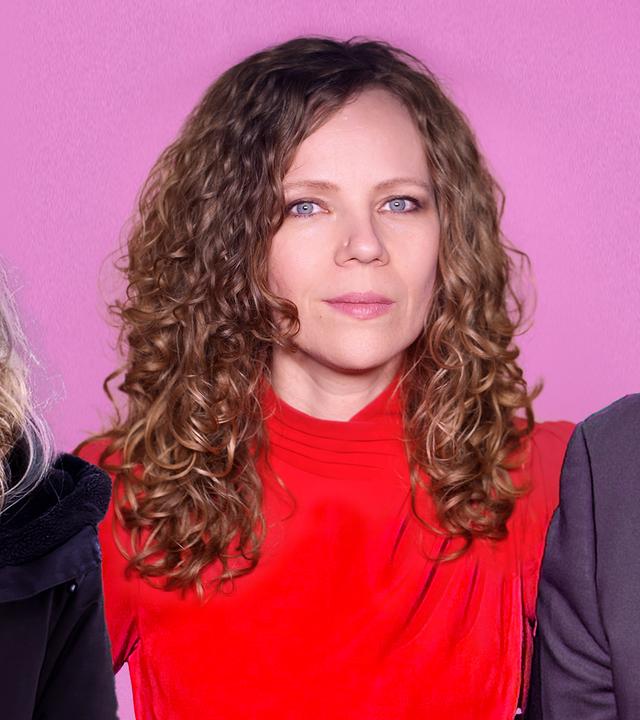 Sarah Bosetti steht in der Mitte des Bildes. Auf ihrer linken Seite steht Luisa Neubauer. Rechts von ihr ist Oliver Kalkofe. Der Hintergrund ist rosa.