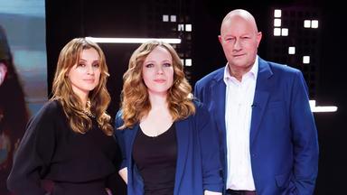 Auf dem Bild ist Sarah Bosetti mittig zu sehen. Neben ihr stehen von links: Collien Ulmen-Fernandes, zugeschaltet auf der Vidiwall, Jagoda Marinic und auf ihrer rechten Seite Thomas L. Kemmerich.