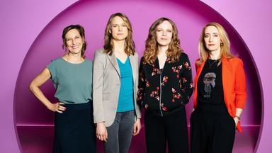 Auf dem Bild ist Sarah Bosetti als zweite von rechts zu sehen. Es sind vier Frauen auf dem Bild. Der Hintergrund ist rosa.