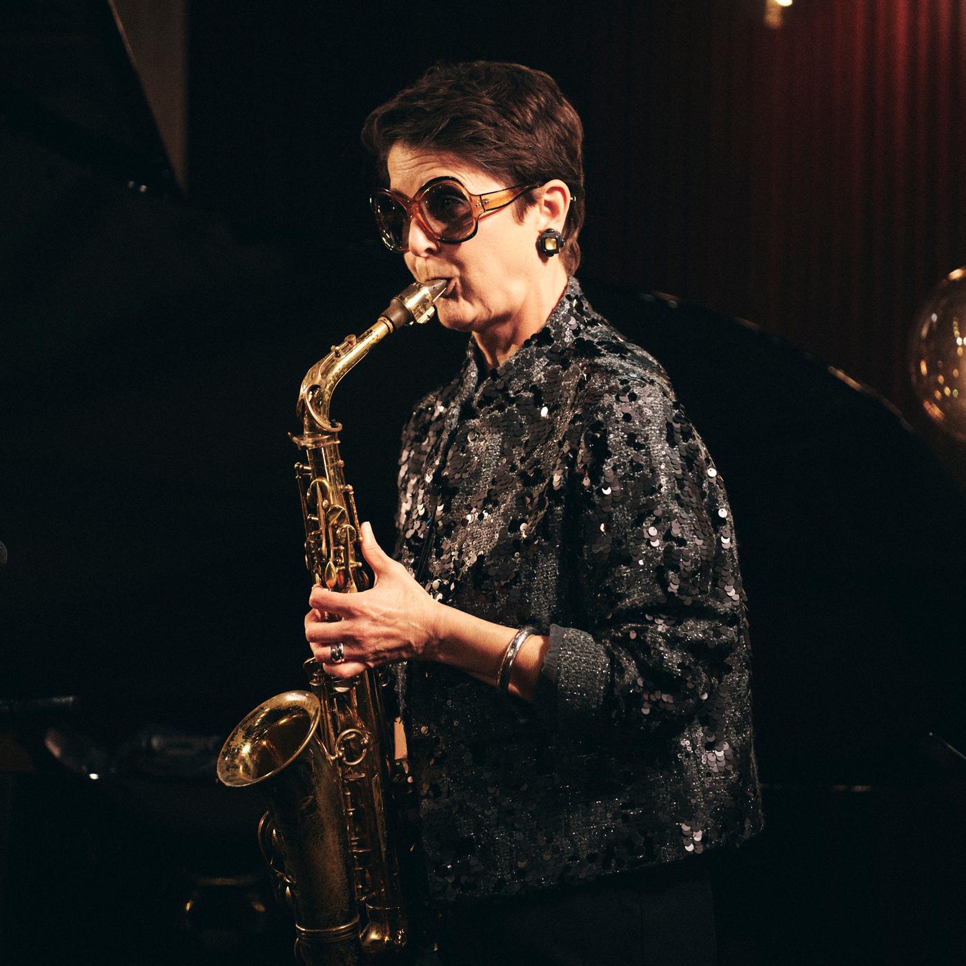 Eine Frau spielt Saxophon.