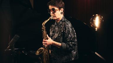 Eine Frau spielt Saxophon.