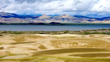 Sandberge vor Wasser