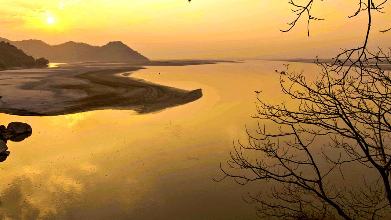 Stilles Gewässer im Abendlicht