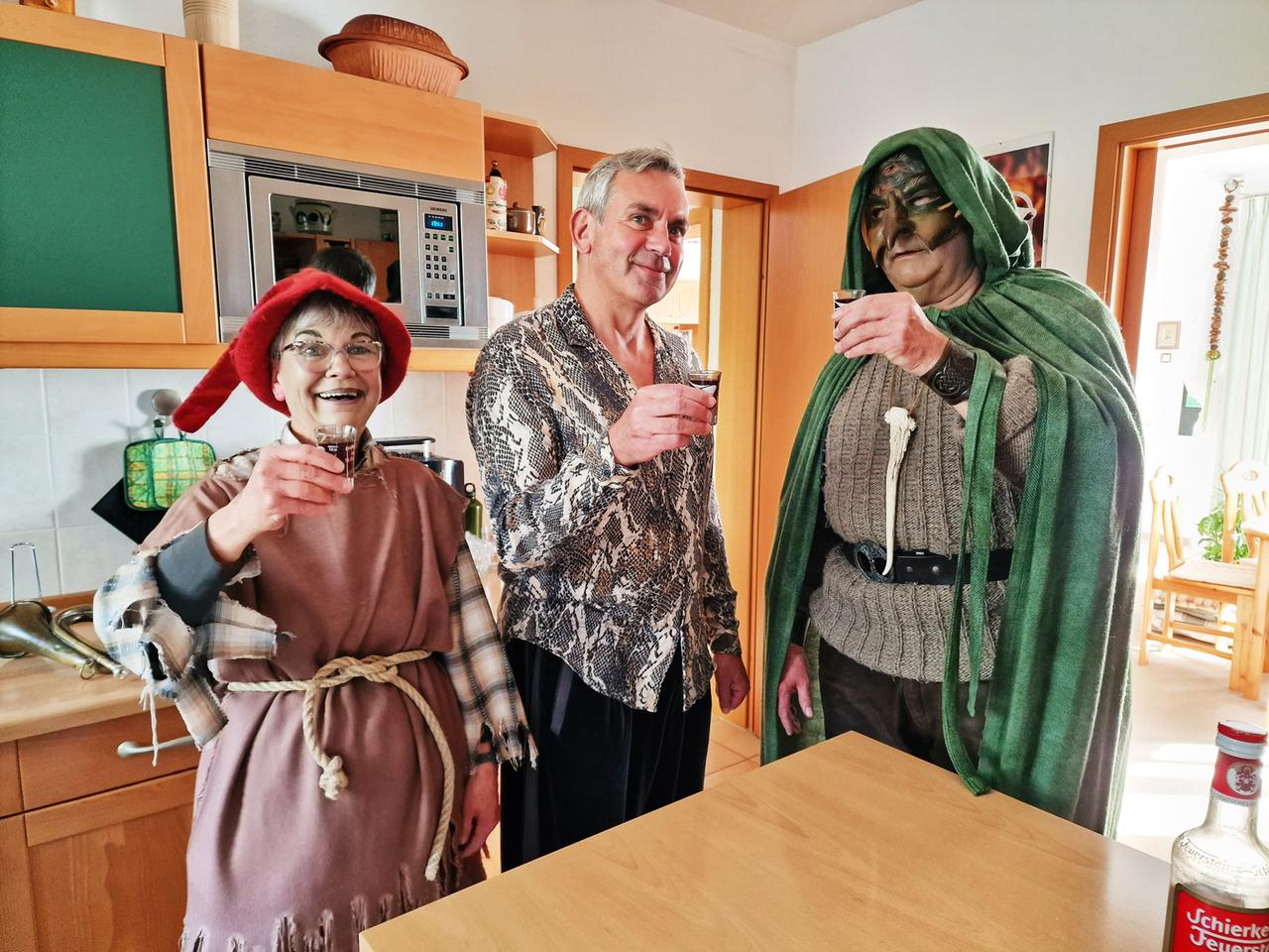 Wladimir Kaminer zuhause beim Oberteufel Michael Gebbert und seiner Frau Sylvia. Sie feiern zusammen die traditionellen Walpurgisnacht in Schierke im Harz.