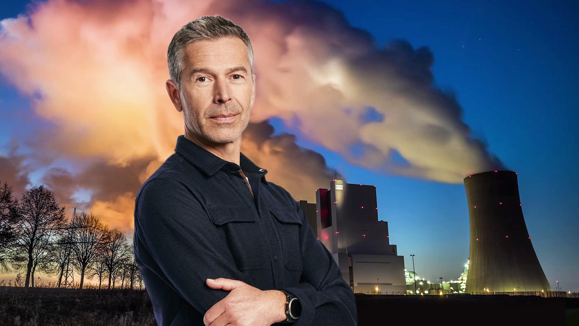 Dirk Steffens vor dem Braunkohlekraftwerk Neurath bei Grevenbroich