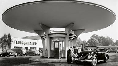 Schwarz-Weiß-Foto: Eine moderne Tankstelle in Köln 1953