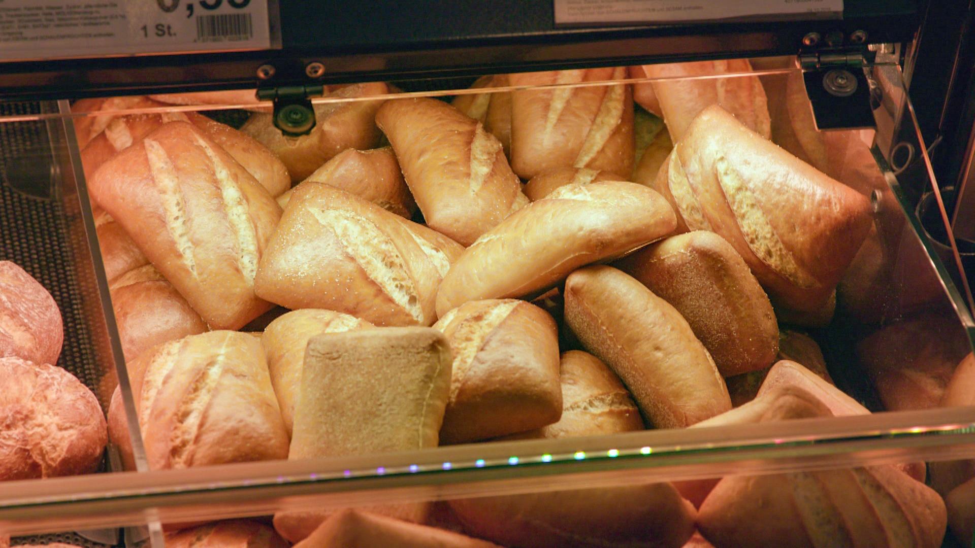 Brötchen in einer Verkaufstheke