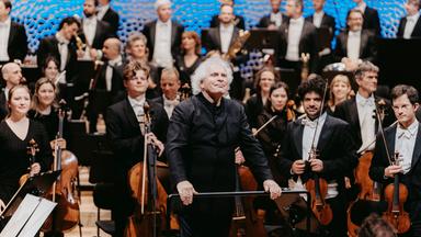 Schlussapplaus des Konzerts mit dem BRSO unter der Leitung von Sir Simon Rattle in der Elbphilharmonie