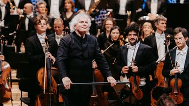 Schlussapplaus des Konzerts mit dem BRSO unter der Leitung von Sir Simon Rattle in der Elbphilharmonie
