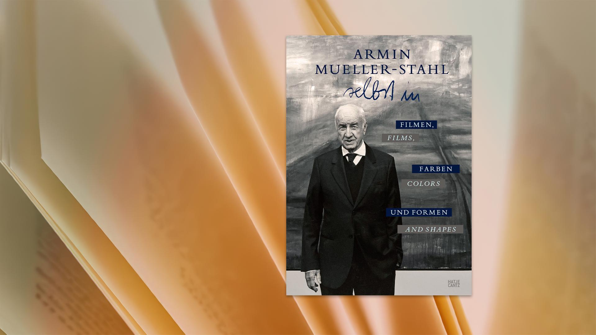 Auf dem Cover des Buches sieht man die schwarz-weiß-Fotografie eines Mannes in Anzug, der vor einem Gemälde steht.