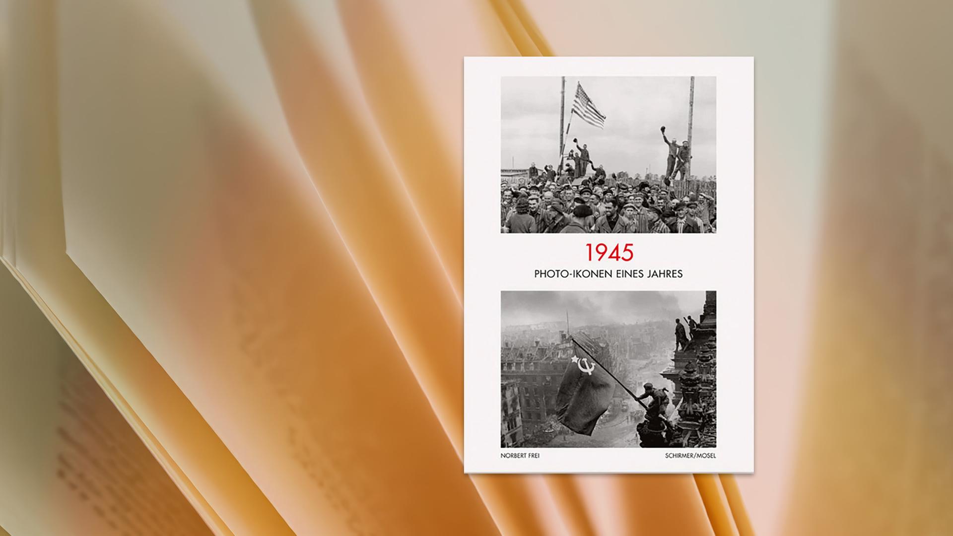 Auf dem Cover des Buches sind zwei Schwarz-Weiß-Fotografien von fahnenschwenkenden Soldaten zu sehen und die Zahl 1945.