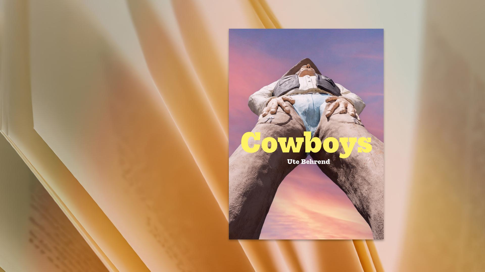 Sehr untersichtiges Foto von einer hölzernen, bunt bemalten Cowboystatue.