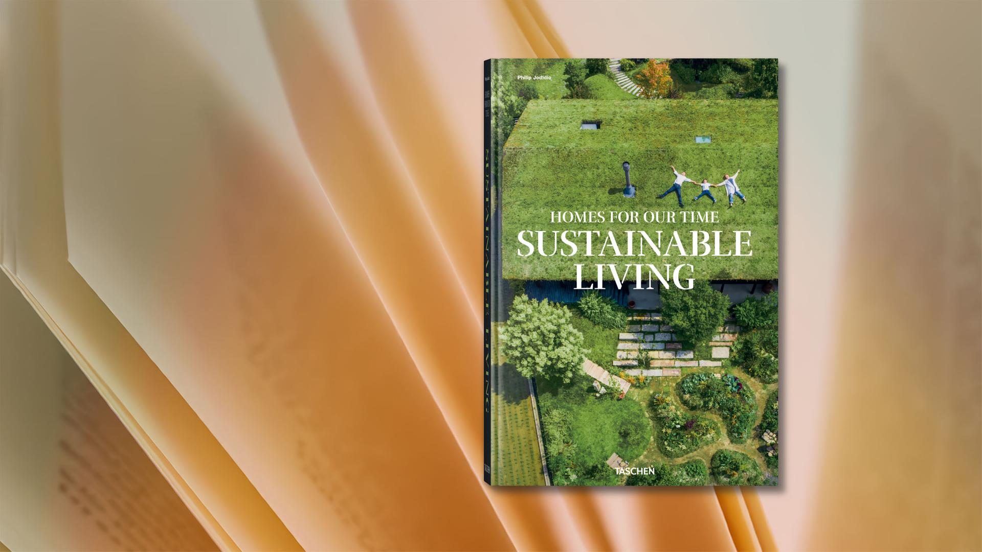 Auf dem Umschlang eines Bildbandes sind quer übereinander zwei Fotos von grünen Gärten zu sehen.