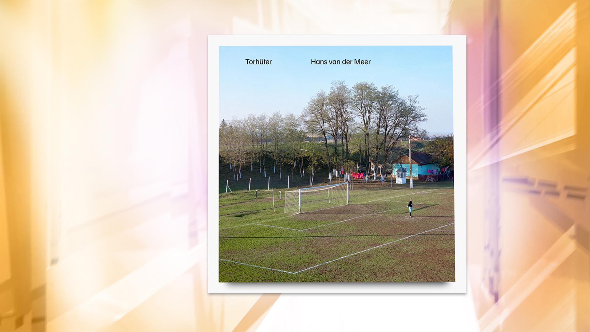 Man sieht einen Fußballplatz.
