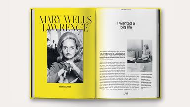 Auf der aufgeschlagenen Doppelseite eines Buches sieht man die schwarz-weiß Fotografien einer Frau und den dazugehörigen Text.