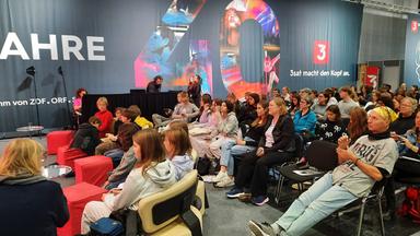 Bunt gemischte Zuschauerreihen