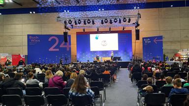 Blick auf eine Bühne mit Zuschauerreihen im Vordergrund