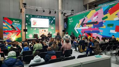 Blick auf eine Bühne mit Zuschauerreihen im Vordergrund