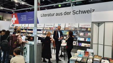 Ein Buchstand über Literatur in der Schweiz