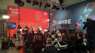 Blick auf eine Bühne mit Zuschauerreihen im Vordergrund