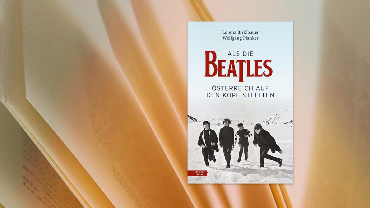 Die vier Bandmitglieder der Beatles laufen durch den Schnee.