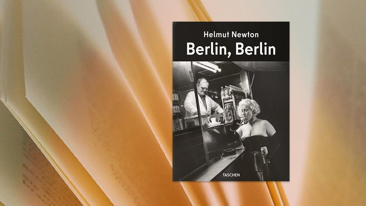 Auf einem schwarz-weißen Buchcover des Buches Berlin, Berlin von Helmut Newton ist eine rauchende Frau vor einem Kiosk zu sehen, in dem ein Mann arbeitet.
