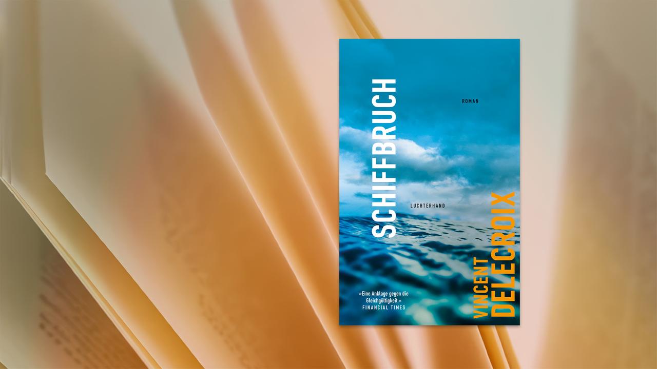 Buchcover von Schiffbruch von Vincent Delecroix. Zu sehen sind eine Wasseroberfläche und ein bewölkter Himmel in Blautönen sowie Titel und Autorenname. Der Titel und der Autorenname stehen vertikal auf dem Umschlag. 