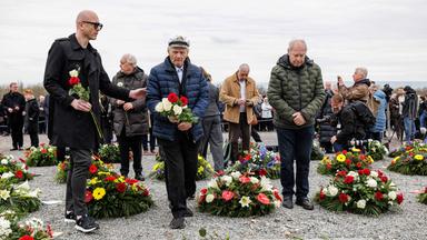Ein Holocaust-Überlebender legt Blumen im ehemaligen KZ Buchenwald nieder