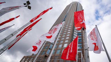 Der Messeturm in Frankfurt mit Flaggen der Buchmesse.