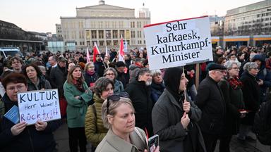 Menschens stehen mit Plakaten vor dem Gewandhaus in Leipzig. Aufschrift: Sehr Kafkaesk, Herr Kulturkampf-Minister