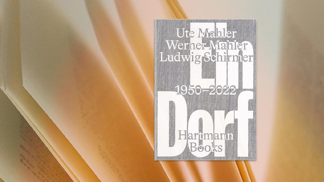 Auf dem grauen Cover steht in ewißer großer Schrift: Ein Dorf. In der Mitte des Covers stehen die Jahreszahlen 1950-2022.  Über dem Titel sind die Autorennamen in grau geschrieben.