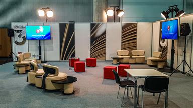 menschenleerer Messestand