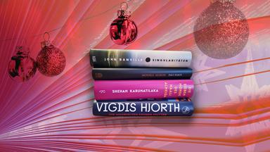 vier Bücher auf einem adventlichen Hintergrund