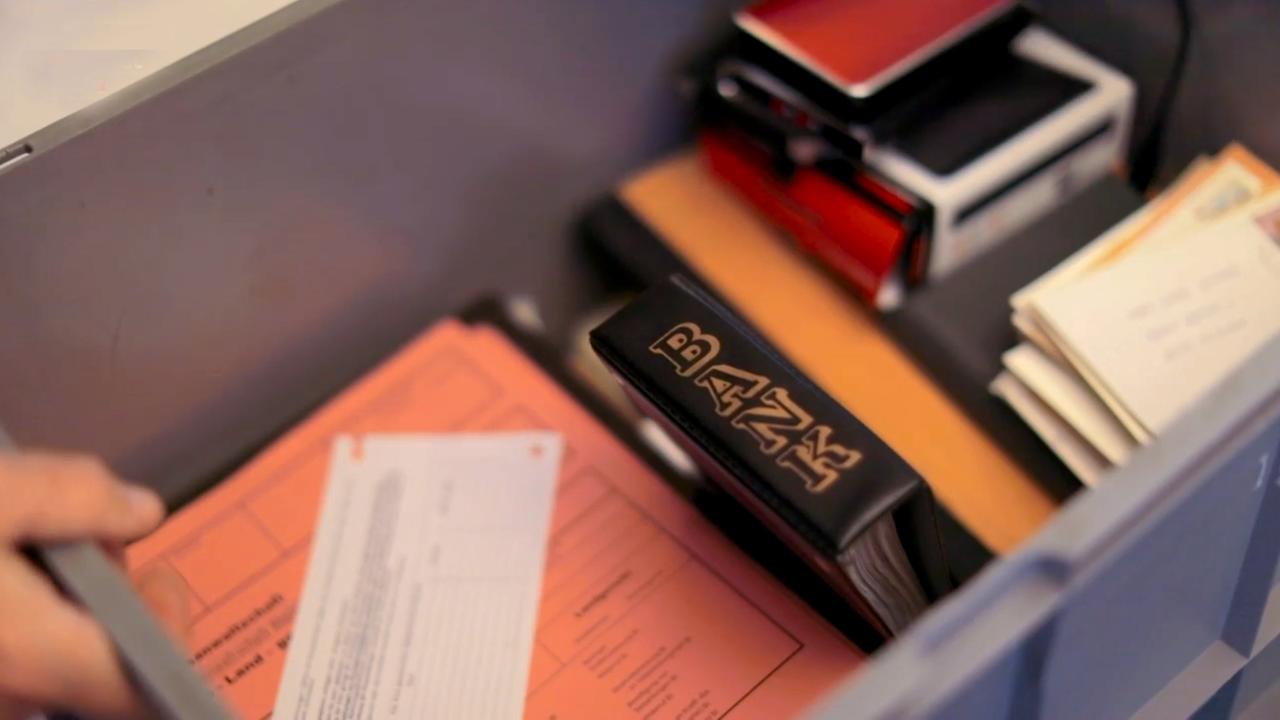 Szene aus "Angabe der Person" von Elfriede Jelinek: Blick in eine graue Plastikkiste mit verschiedenen Mappen, Ordnern und Briefen.