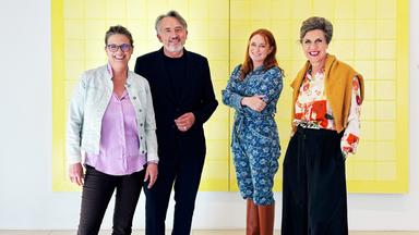 Sandra Kegel, Gert Scobel, Katrin Schumacher und Barbara Vinken stehen vor einem gelben, monochromen Gemälde.