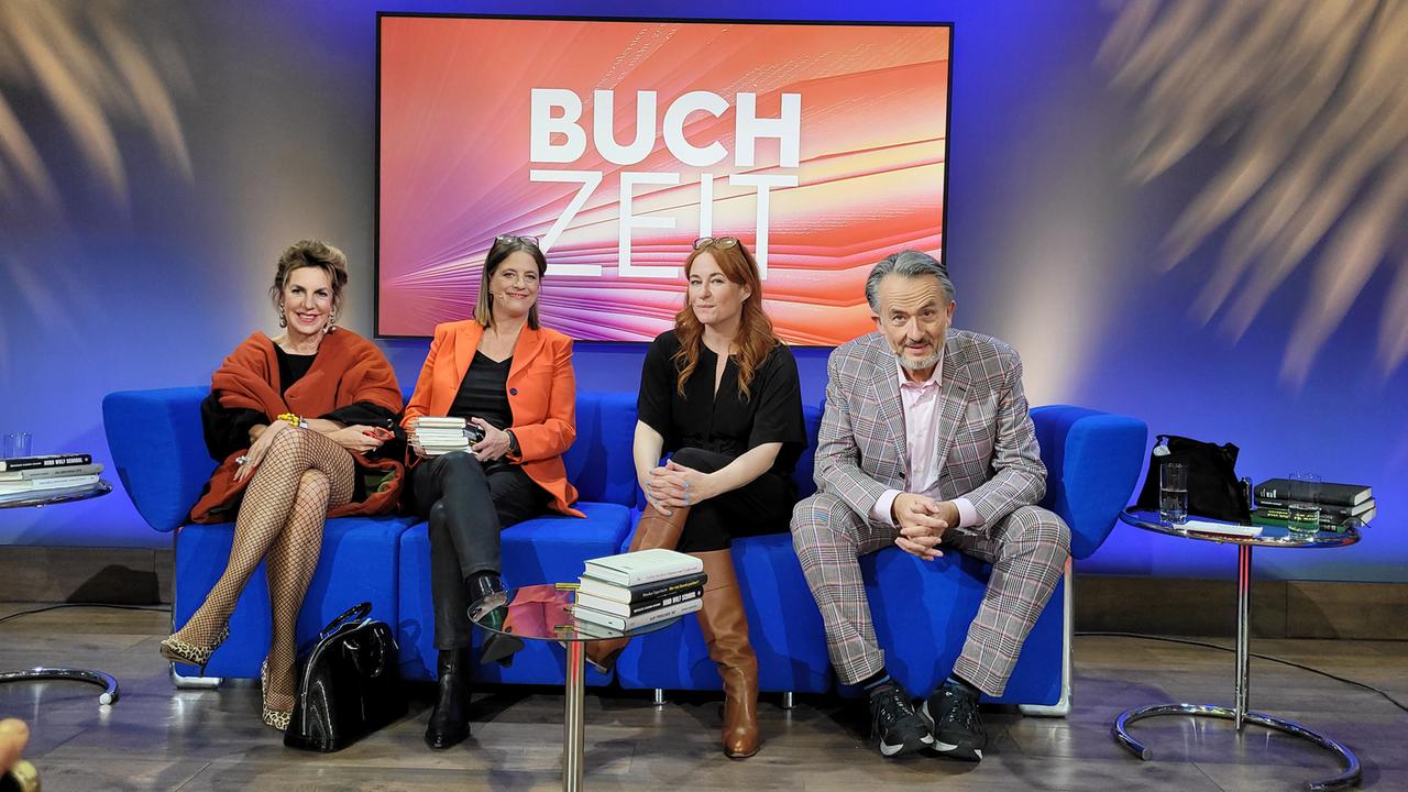 Barbara Vinken, Sandra Kegel, Katrin Schumacher und Gert Scobel auf dem Blauen Sofa bei der Frankfurter Buchmesse 2022.