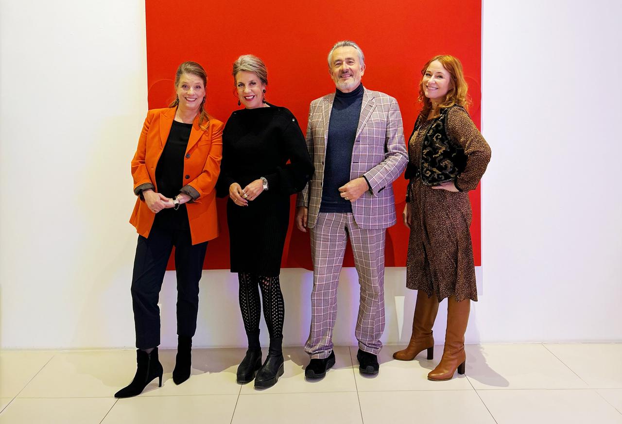 Die Kritikerrunde der Buchzeit (Sandra Kegel, Barabara Vinken, Gert Scobel und Katrin Schumacher stehen vor einem roten Bild.